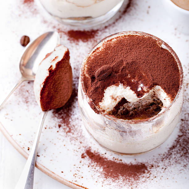 deser tiramisu w szklance. tradycyjnych włoskich. - tiramisu dessert italian culture spoon zdjęcia i obrazy z banku zdjęć