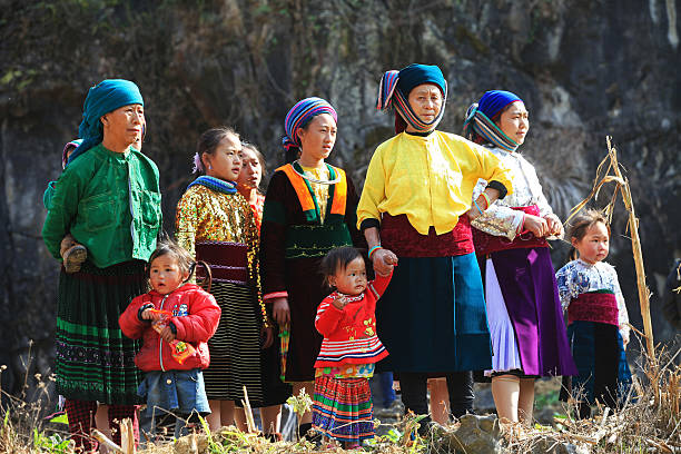 hmong grupo de assistir a um desempenho clássicos - povo maew imagens e fotografias de stock
