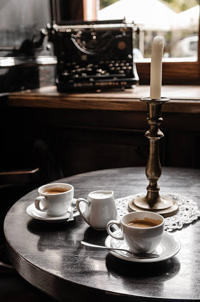 zwei kaffee tassen auf tisch im café - cafe culture stock-fotos und bilder