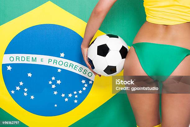 Photo libre de droit de Sexy Femme Avec Un Ballon De Football Brésilien banque d'images et plus d'images libres de droit de Femmes - Femmes, Sensualité, Bikini