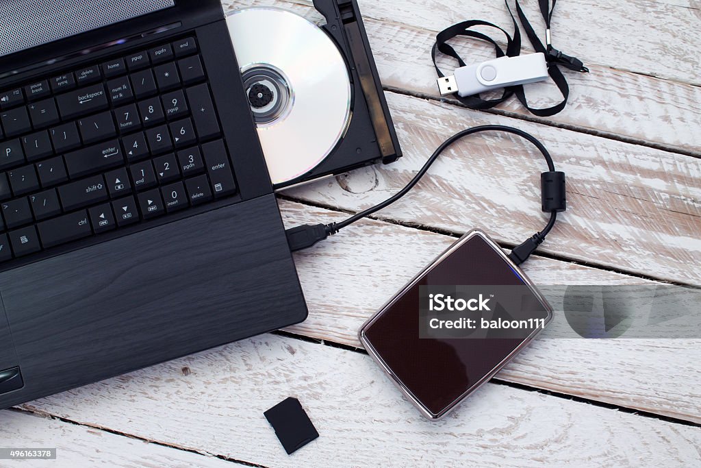 Laptop mit pendrive, sd-Karte, CD und externen Festplatte. - Lizenzfrei USB Stick Stock-Foto