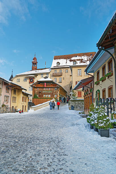 メインストリートの眺めでは、スイスタウングリュイエール - clock switzerland swiss culture fribourg canton ストックフォトと画像