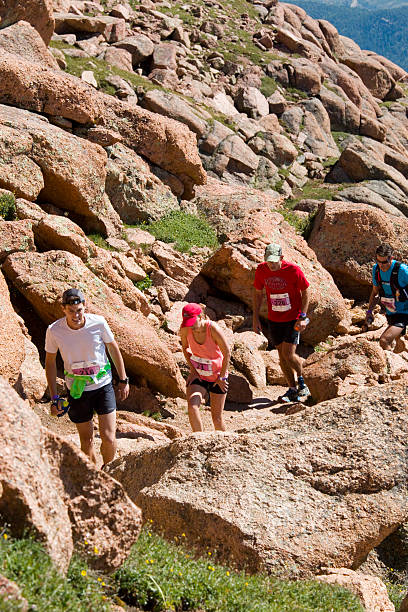 パイクスピークマラソンと少し - colorado rockies ストックフォトと画像