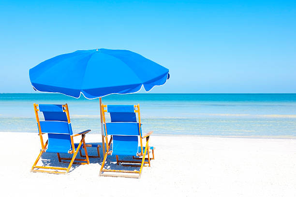 liegestühle und sonnenschirm am strand - miami beach travel tourist resort vacations stock-fotos und bilder