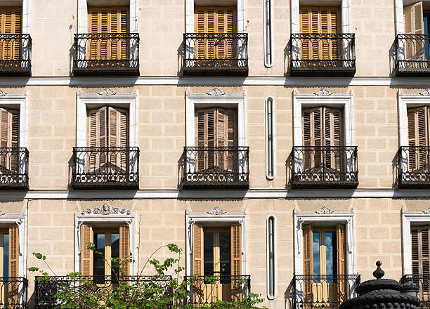típica windows e gradis em uma casa em madrid - plattenbau homes architectural detail architecture and buildings imagens e fotografias de stock
