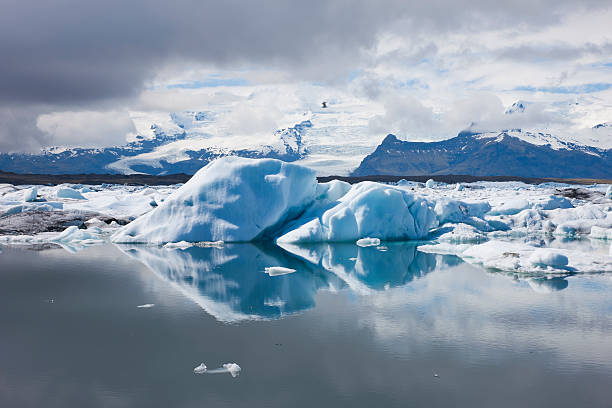 icebergs は、氷河湖の jökulsarlon、アイスランド - clear sky contrasts cloud high contrast ストックフォトと画像