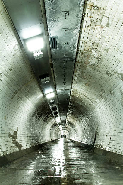 unterhalb der stadt - london england vanishing point underground diminishing perspective stock-fotos und bilder