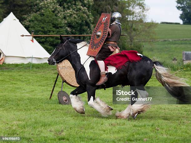 Romano Soldado Cavalaria Carregar Com Lança - Fotografias de stock e mais imagens de Animal Doméstico - Animal Doméstico, Capacete, Capacete de desporto