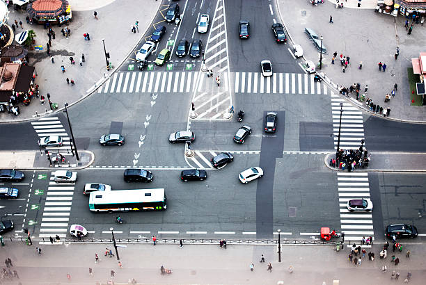 보기를 블리버드 메트로폴리스 eiffel tower - crossing people panoramic road 뉴스 사진 이미지