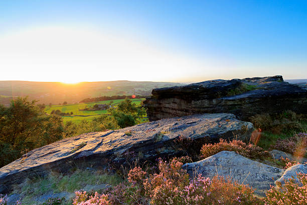 depuis norland au coucher du soleil - west yorkshire photos et images de collection