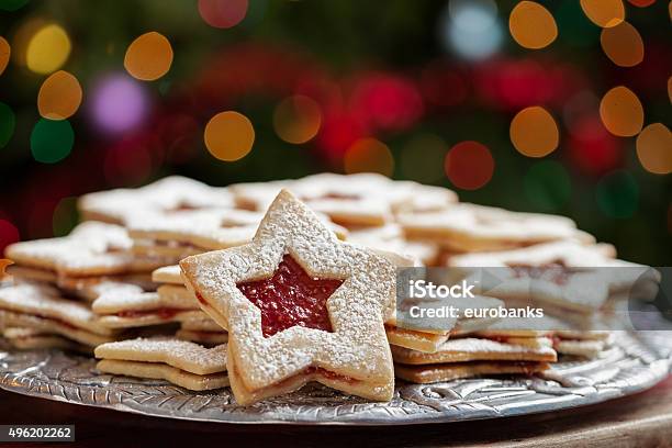 Teller Weihnachten Kekse In Lights Stockfoto und mehr Bilder von Keks - Keks, Weihnachten, Stern - Form