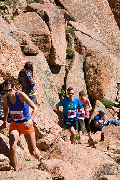 パイクスピークマラソンと少し - colorado rockies ストックフォトと画像