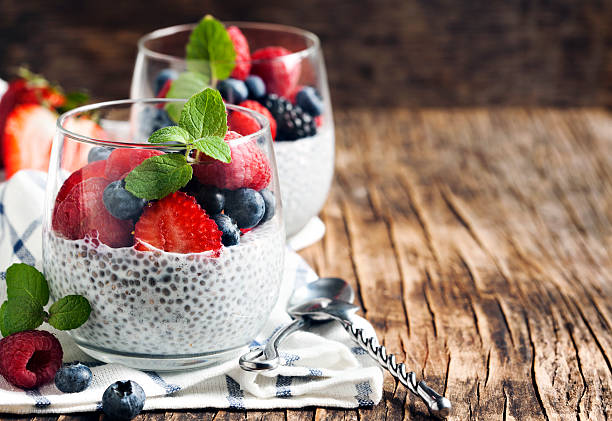 budín de pan con semilla de salvia hispánica con bayas - chia seed spoon food fotografías e imágenes de stock