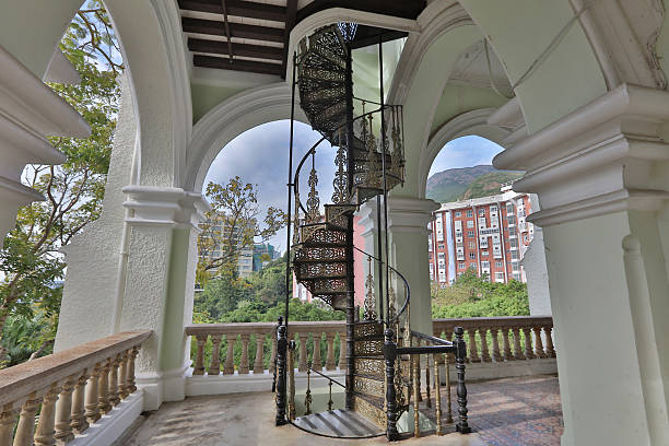 главный вход лестницы в университете зал - university hall стоковые фото и изображения