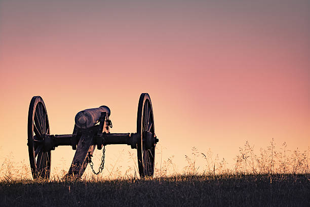 cannon de la guerra civil en la puesta de sol - manassas war famous place park fotografías e imágenes de stock