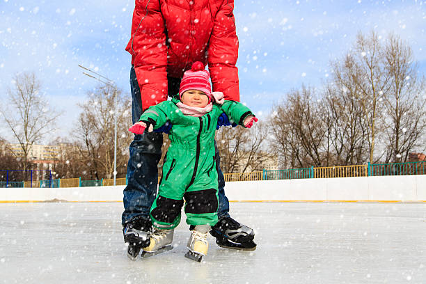 父と子を学ぶカルミア冬 - ice hockey action ice skating ice skate ストックフォトと画像