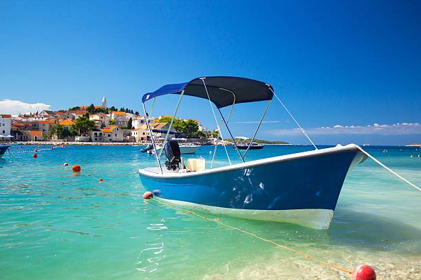 Mar Adriático. Primosten cidade velha com barco ancorado - foto de acervo