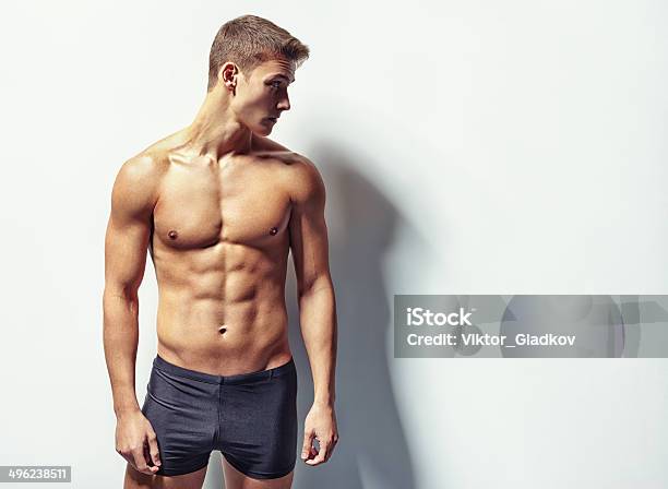 Retrato De Un Joven Sexy Muscular Man Foto de stock y más banco de imágenes de Pecho - Torso - Pecho - Torso, Desnudo, Musculoso