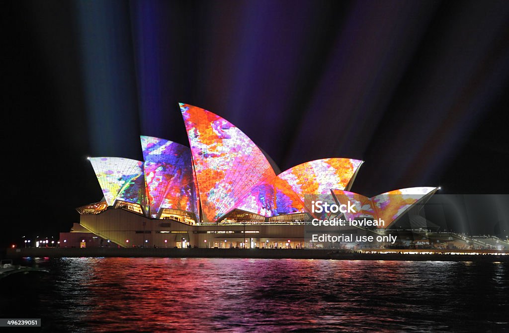 シドニーオペラ Hosue 照明付きの色鮮やかなシドニーの中 - オペラ座のロイヤリティフリーストックフォト