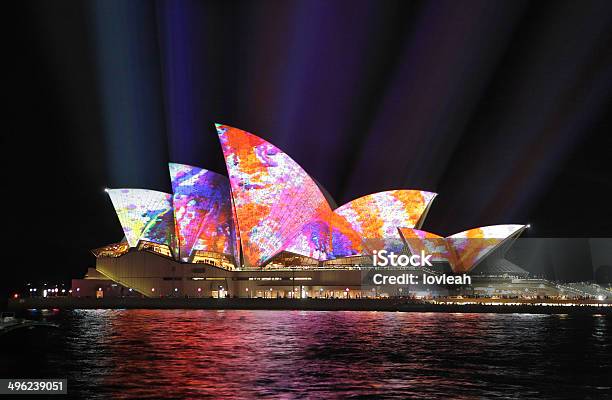 Sydney Opera Hosue Aceso Na Cor Durante Vivid Sydney - Fotografias de stock e mais imagens de Sydney