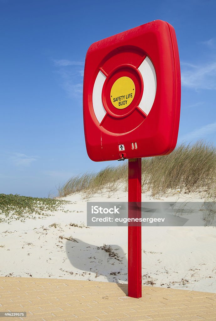 La seguridad de la vida de red buoy caso de pie en la playa - Foto de stock de Arena libre de derechos