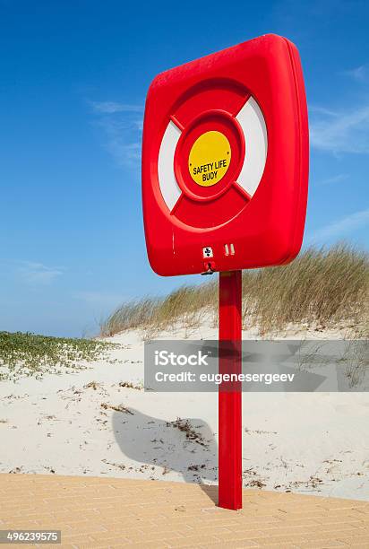 La Seguridad De La Vida De Red Buoy Caso De Pie En La Playa Foto de stock y más banco de imágenes de Arena