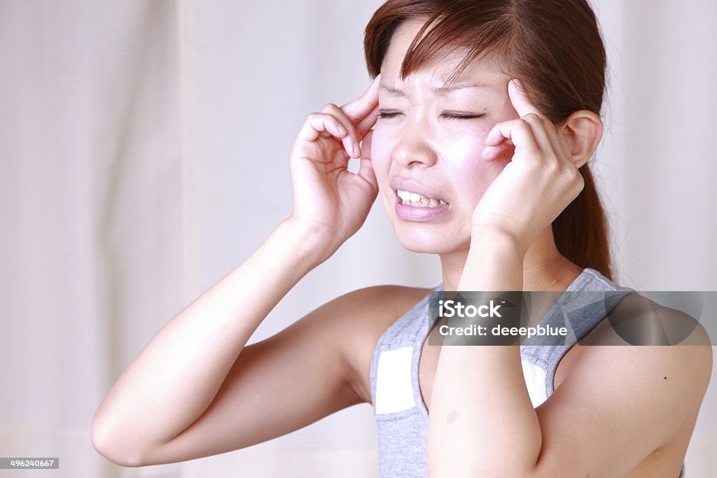 Jeune femme japonaise souffrent de mal de tête - Photo de Attaque cérébrale libre de droits