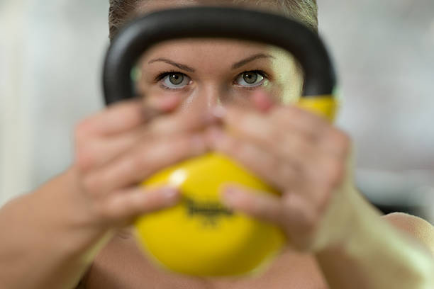 tetera bell de ejercicios - kettle bell activity aerobics athlete fotografías e imágenes de stock