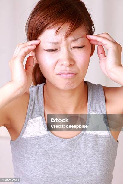 Photo libre de droit de Jeune Femme Japonaise Souffrent De Mal De Tête banque d'images et plus d'images libres de droit de Adulte - Adulte, Attaque cérébrale, Cancer du cerveau