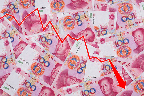 gráfico mostrando o declínio de yuan chinês - investment rmb savings china imagens e fotografias de stock