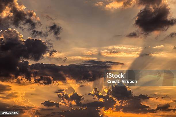 Foto de Raios De Sol No Pôrdosol e mais fotos de stock de Amarelo - Amarelo, Ambiente dramático, Azul