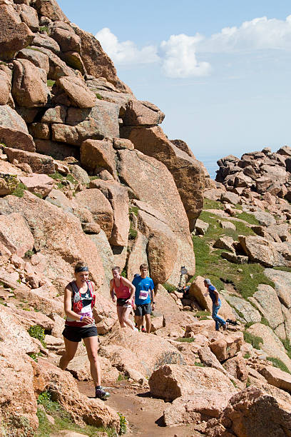 パイクスピークマラソンと少し - colorado rockies ストックフォトと画像