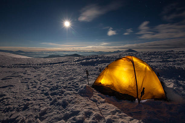 Le Camping en hiver Carpathian la randonnée dans les montagnes - Photo