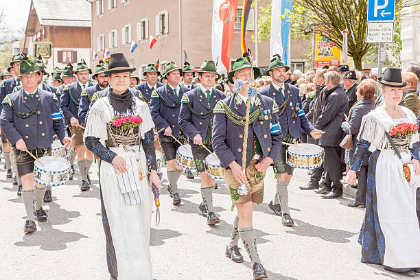 miesbach 、ドイツ–05.04.2014 年:今年のバンドの「シューターズ」 - child military saluting flag ストックフォトと画像