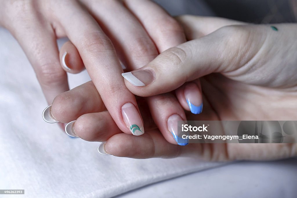 Creazione di manicure - Foto stock royalty-free di Accudire