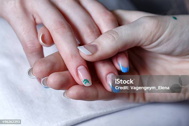 Creazione Di Manicure - Fotografie stock e altre immagini di Accudire - Accudire, Adulto, Ambientazione interna