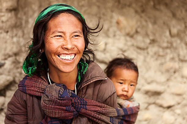 tibetan madre con il suo/a figlio/a - annapurna range foto e immagini stock