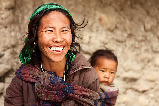 tibetan matka z jej dziecka noszenia - india mountain child people zdjęcia i obrazy z banku zdjęć