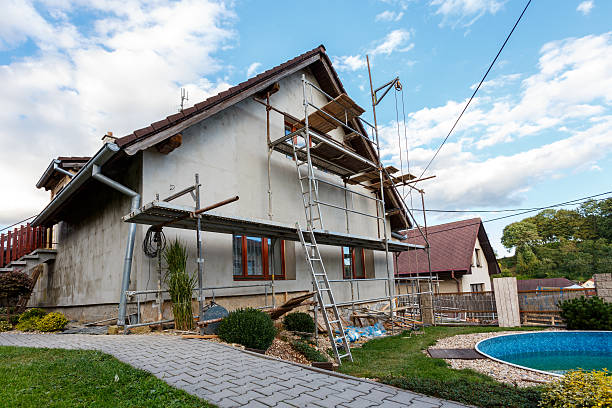 bau oder reparatur des ländlichen hauses - restoring scaffolding built structure home improvement stock-fotos und bilder