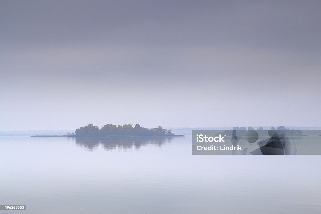 Brouillard au-dessus de la mer et l "île - Photo de Automne libre de droits