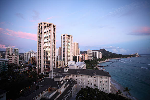 waikiki beach au crépuscule - hawaii islands big island waikiki beach photos et images de collection