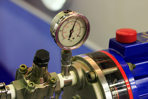 Analogue positive pressure gauge with bottom entry in use.