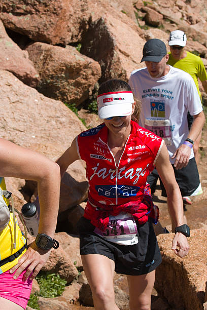 パイクスピークマラソンと少し - colorado rockies ストックフォトと画像