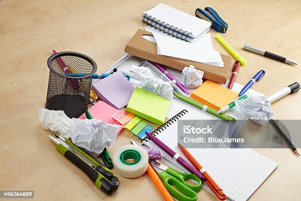 En Mesa De Oficina Foto de stock y más banco de imágenes de Arriba de - Arriba de, Arte y artesanía, Artesanía