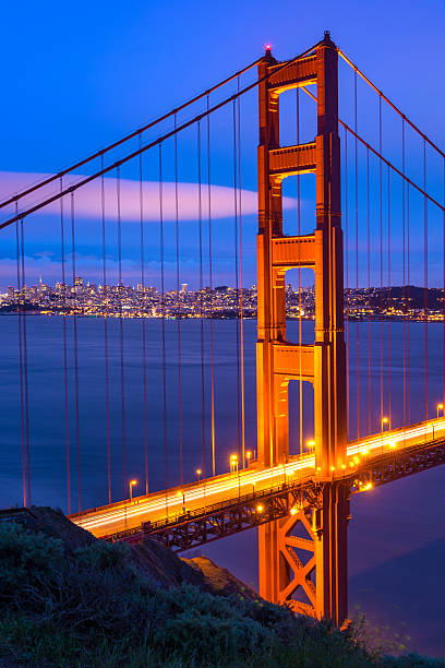 golden gate bridge, san francisco, kalifornien - orange golden gate bridge tower suspension bridge stock-fotos und bilder