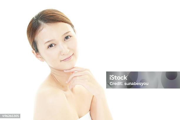 Hermosa Mujer Joven Sonriente Foto de stock y más banco de imágenes de Adulto - Adulto, Adulto joven, Exclusivamente japonés