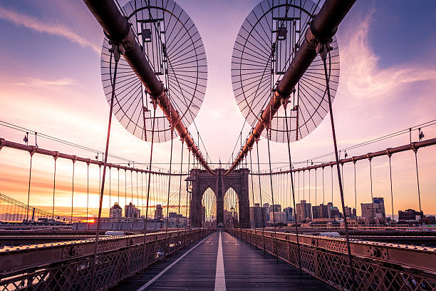 bajo puente de brooklyn y manhattan al atardecer, ciudad de nueva york - brooklyn bridge new york city angle brooklyn fotografías e imágenes de stock