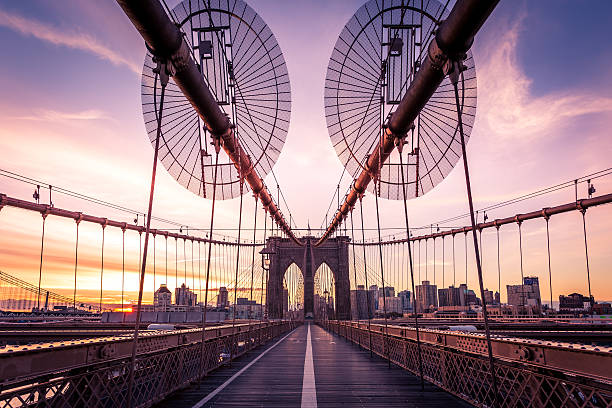 бруклинский мост и нижний манхэттен на закате, нью-йорк - brooklyn bridge new york city angle brooklyn стоковые фото и изображения
