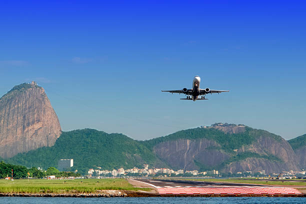 avião de decolagem no rio de janeiro - clear sky rio de janeiro brazil guanabara bay - fotografias e filmes do acervo