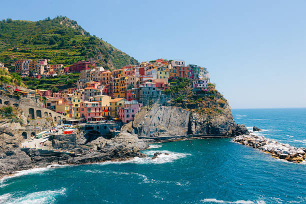 manarola village, cinque terre, italien - clear sky village landscape landscaped stock-fotos und bilder